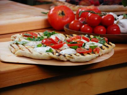 Bobby-Flay_Grilled-Margherita-Pizza_s4x3.jpg.rend.sni12col.landscape