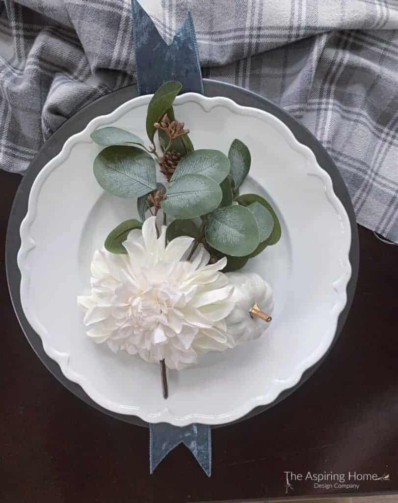 simple beautiful fall decorating ideas dinner plate with mum and small pumpkin