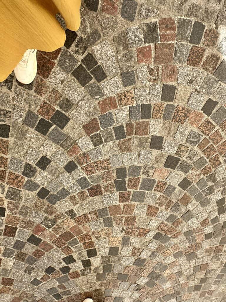 fan style pattern in the cobblestone pathway