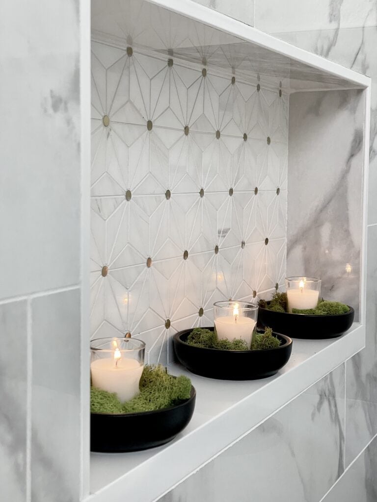 specialty tile used in niche near free standing tub